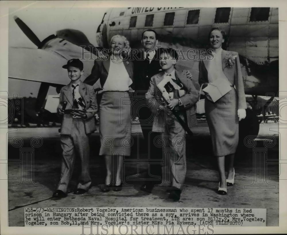 1951 Press Photo of Robert A. Vogler and his family after he was released from - Historic Images