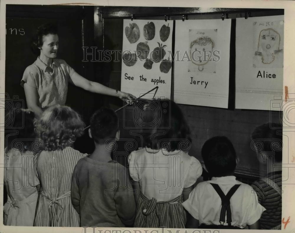 1948 Press Photo Miss Mary Niederst,on her pre reading lesson at Tremont School - Historic Images