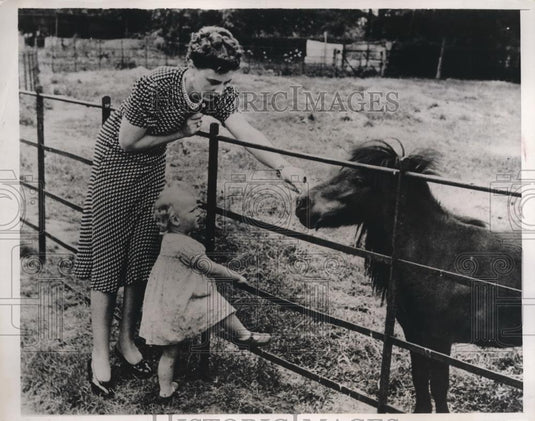 1938 Press Photo Duchess of Kent with Daughter Princess Alexandra - Historic Images
