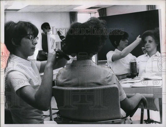 Press Photo Barb Smith and Janie Sherlock of EHOVE Highschool - Historic Images