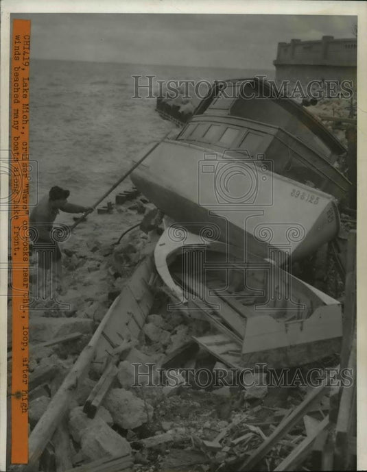 1940 Press Photo Cruiser "Wave" on rocks after high winds beached many boats - Historic Images