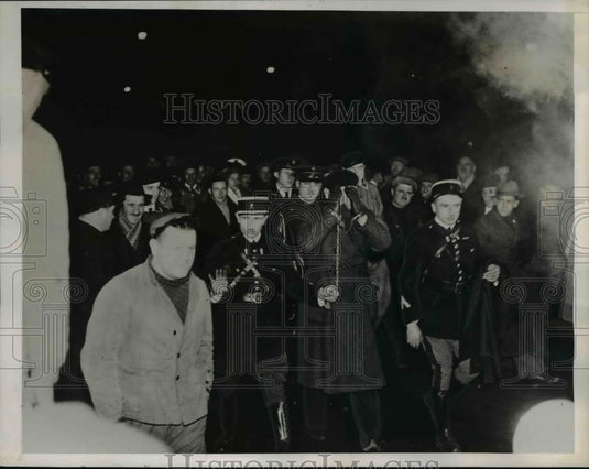 1938 Press Photo M. Vogel being escorted by two french police officers. - Historic Images