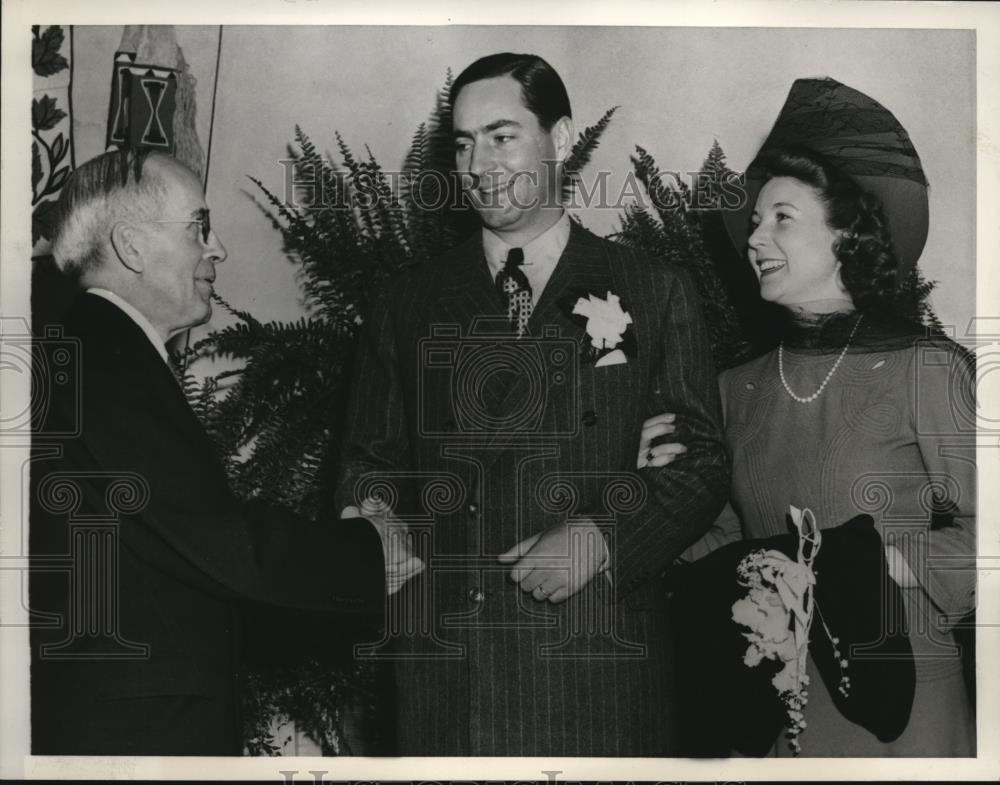 1941 Press Photo Phoenix Ariz Ed Manville Jr Elsie Connor wed by Rev F Line - Historic Images