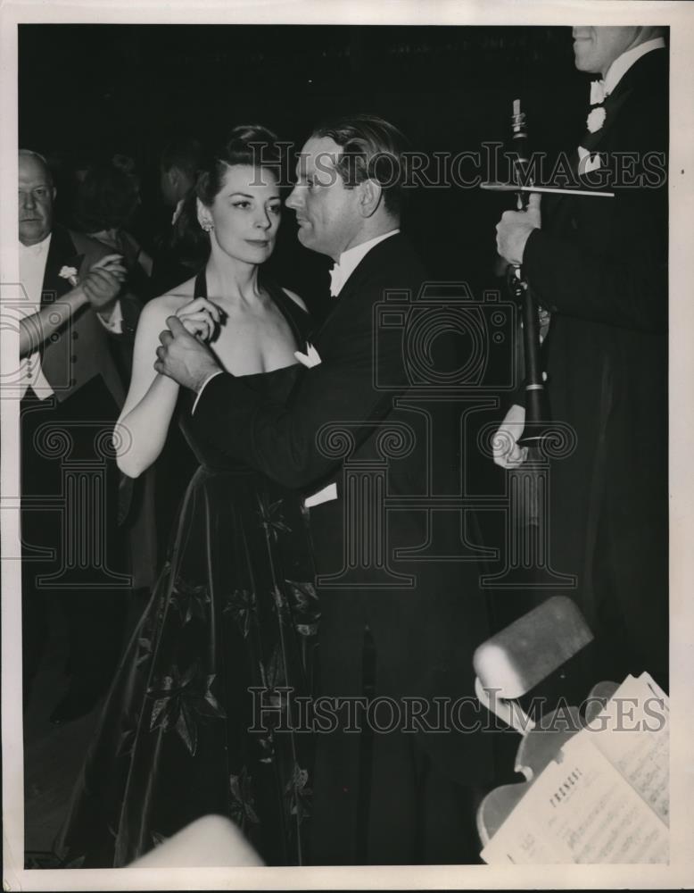 1940 Press Photo Socialite Thelma Fox Dances w Thomas Bennett Jr. - Historic Images