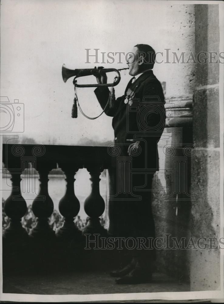 1918 Press Photo Henri Sellier Sounds Retreat - Historic Images