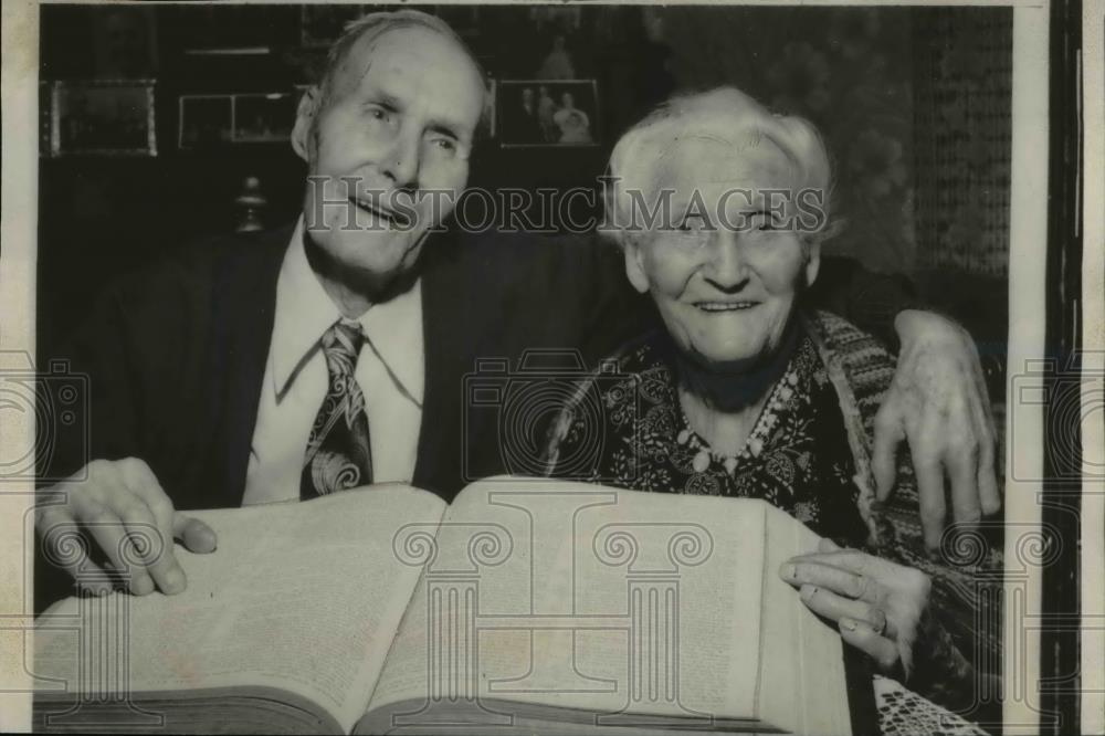 1958 Press Photo Mr.&amp; Mrs.Peterson reads the bible on their 80th Wedding Anniv - Historic Images