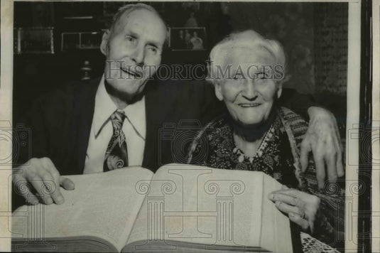 1958 Press Photo Mr.& Mrs.Peterson reads the bible on their 80th Wedding Anniv - Historic Images
