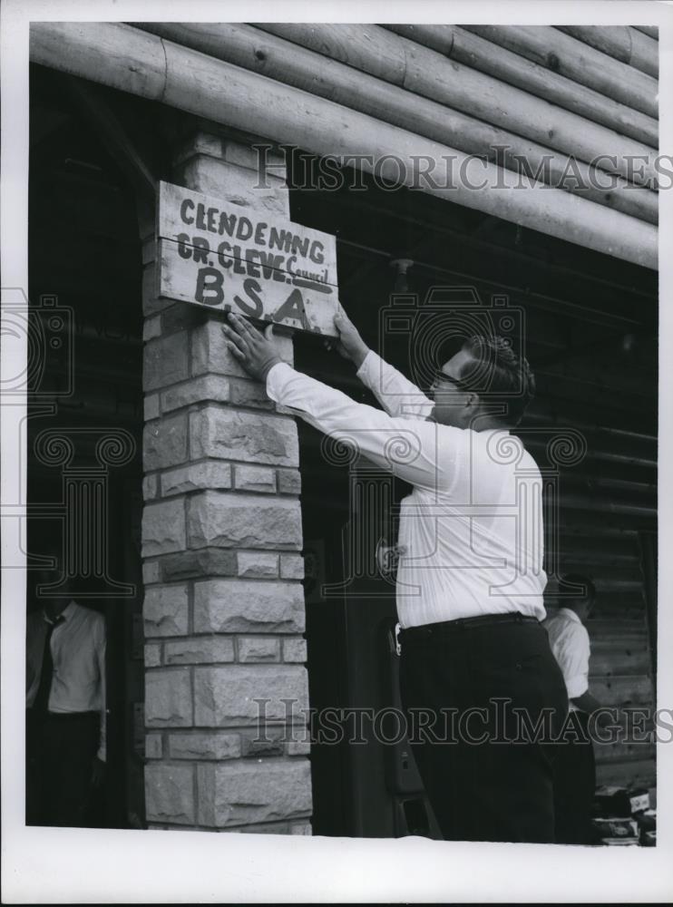 1958 Press Photo of Wayne Hopkins straightening a sign - Historic Images