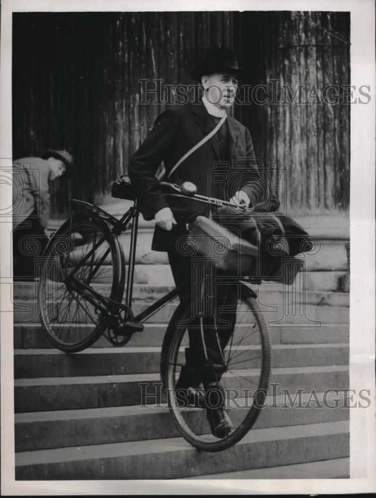 1939 Press Photo Reverend S.L. Sarel on Bicycle, St. Paul&#39;s Cathedral Steps - Historic Images