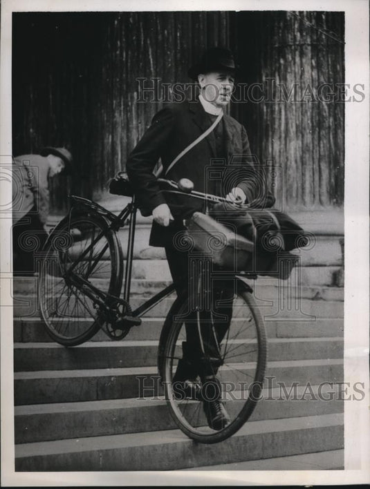 1939 Press Photo Reverend S.L. Sarel on Bicycle, St. Paul's Cathedral Steps - Historic Images