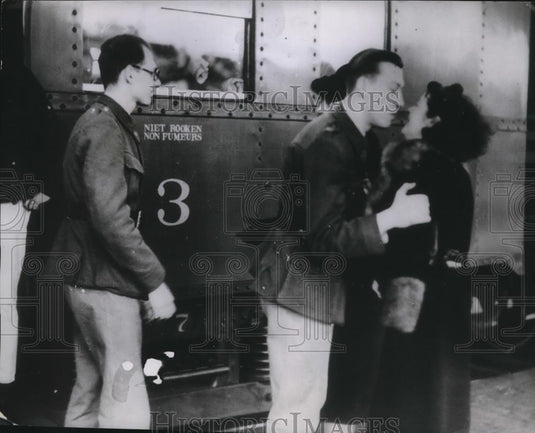 1939 Press Photo Belgium soldiers & wifes say goodbye at train station - Historic Images
