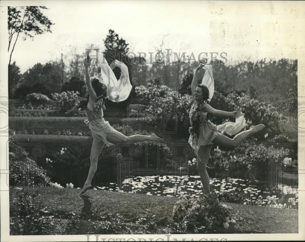 1933 Press Photo Helen Coombs, Eileen Knowles at garden part at Pratt estate NY - Historic Images