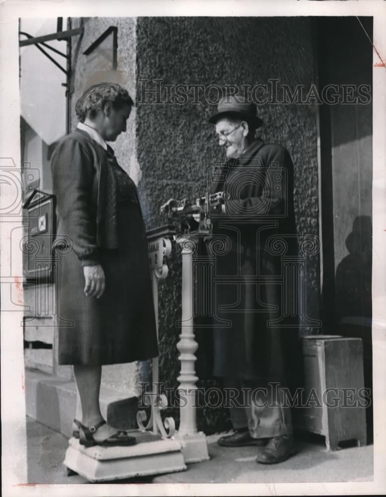 1953 Press Photo Zagreb, Yugoslavia Man Setup Street Scales Weighing People - Historic Images