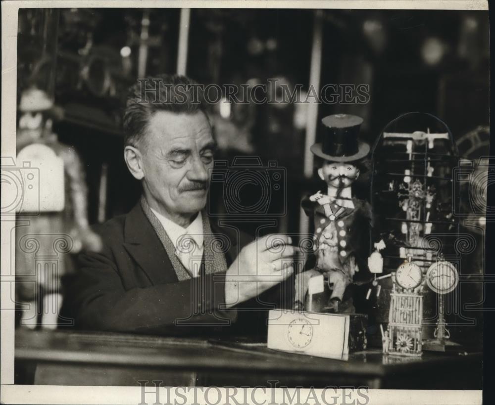 1926 Press Photo Fred W Jenson &amp; his clock collection - Historic Images