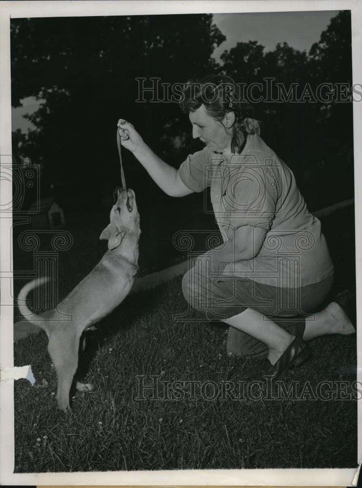 1947 Press Photo of Veta Balland Superintendent of the Orphans of the Storm - Historic Images