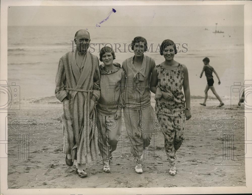 1926 Press Photo Miss Thal, Mrs Harris, Joan Thal at Lido beach - Historic Images
