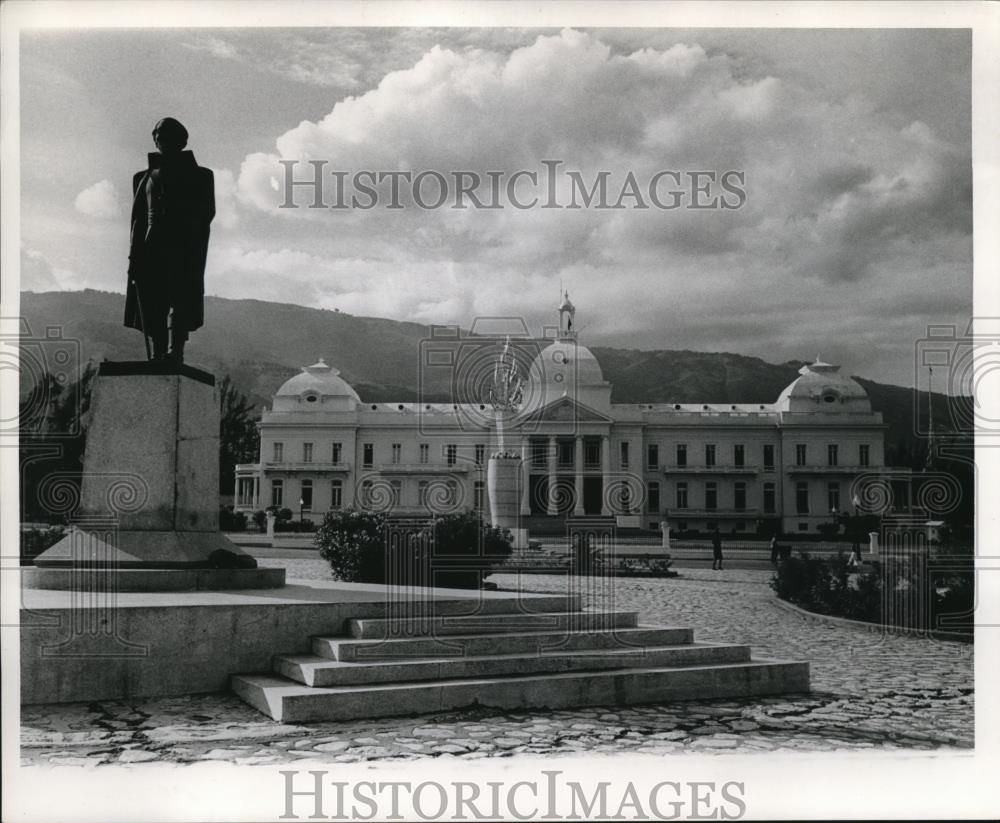 1966 Press Photo A memorial statue in Haiti - Historic Images