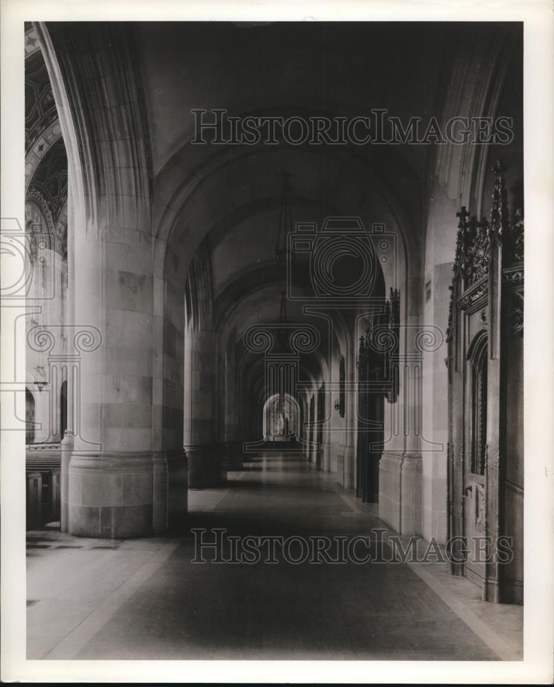 1940 Press Photo Side aisle of Queen of Holy Rosary Cathedral Toledo Ohio - Historic Images