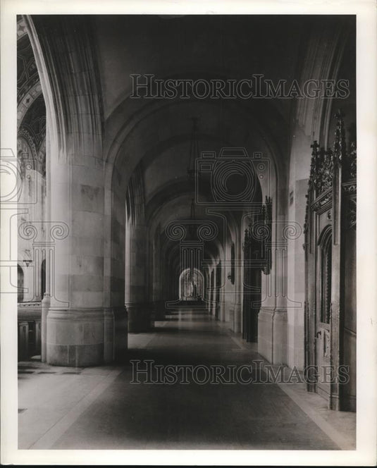 1940 Press Photo Side aisle of Queen of Holy Rosary Cathedral Toledo Ohio - Historic Images