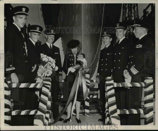 1943 Press Photo U.S. Naval Academy Classmates of Mrs. Otter Dead Son Lined Up - Historic Images