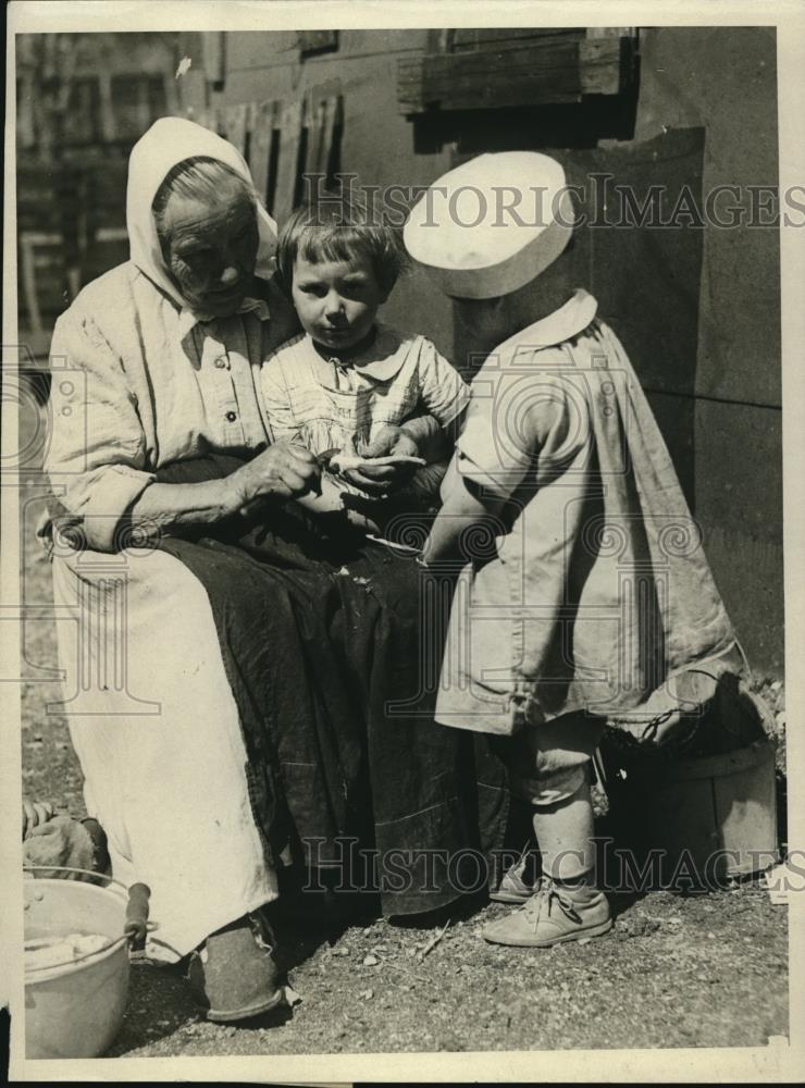 1926 Press Photo Mrs August Kuzner age 106 St Charles Ill &amp; great grandkids - Historic Images