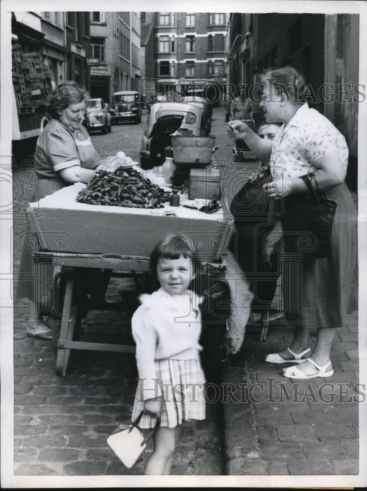 1959 Press Photo Mother &amp; Child Eating Raw Mussels, Brussels Belgium Street - Historic Images