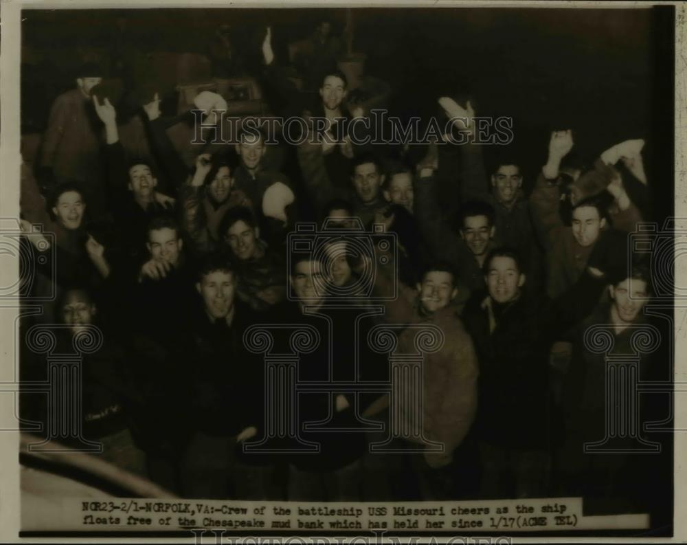 1950 Press Photo of the crew of USS Missouri as it is freed from the mud bank - Historic Images