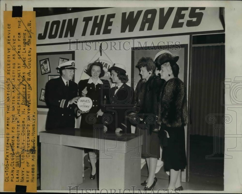 1943 Press Photo Club Women acting as civilian waves recuiter - Historic Images