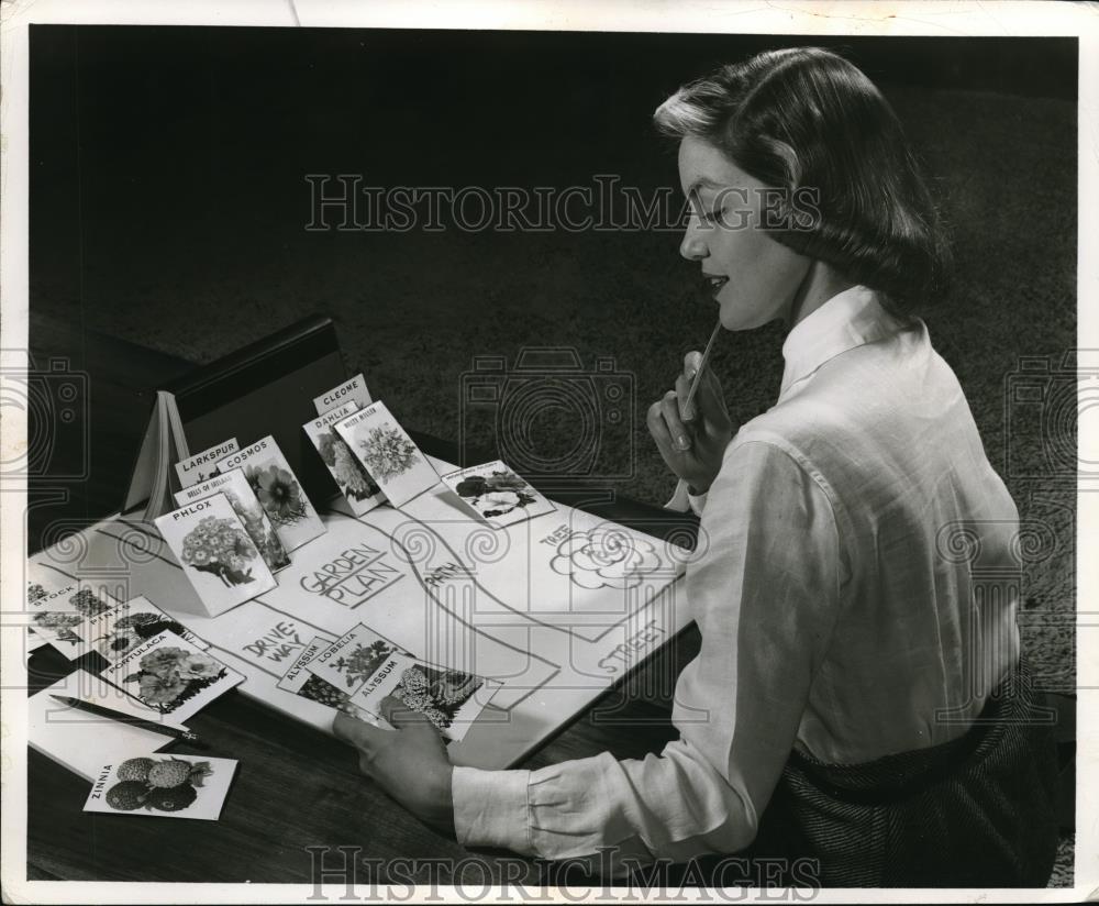 1961 Press Photo Armchair Gardening - Historic Images