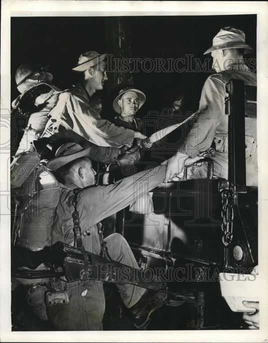 1941 Press Photo Troops Ride Transport Trucks for Mock Lousiana, Arkansas Battle - Historic Images