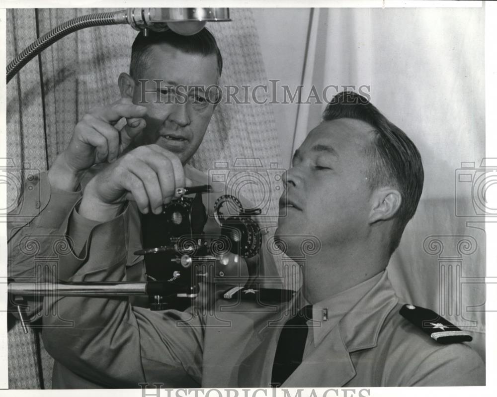 1941 Press Photo Long Beach Calif Wayne Morris,&amp; John L Ross at Naval eye test - Historic Images