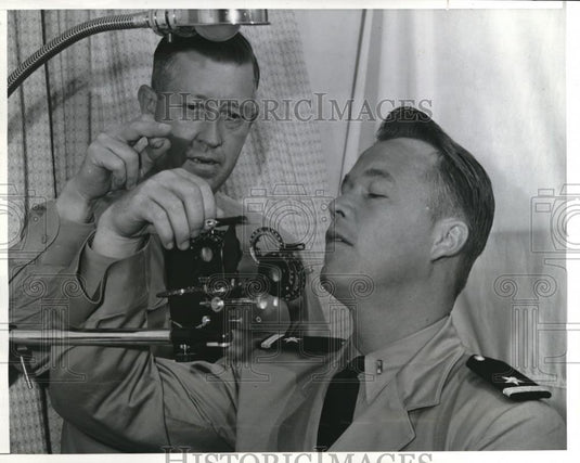 1941 Press Photo Long Beach Calif Wayne Morris,& John L Ross at Naval eye test - Historic Images
