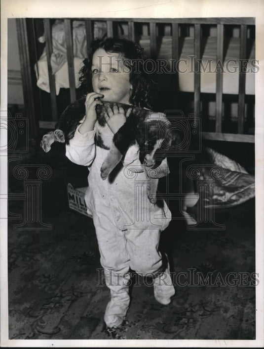 1945 Press Photo Toddler Marilyn Diane Schwartz Holding Pet Puppy - Historic Images