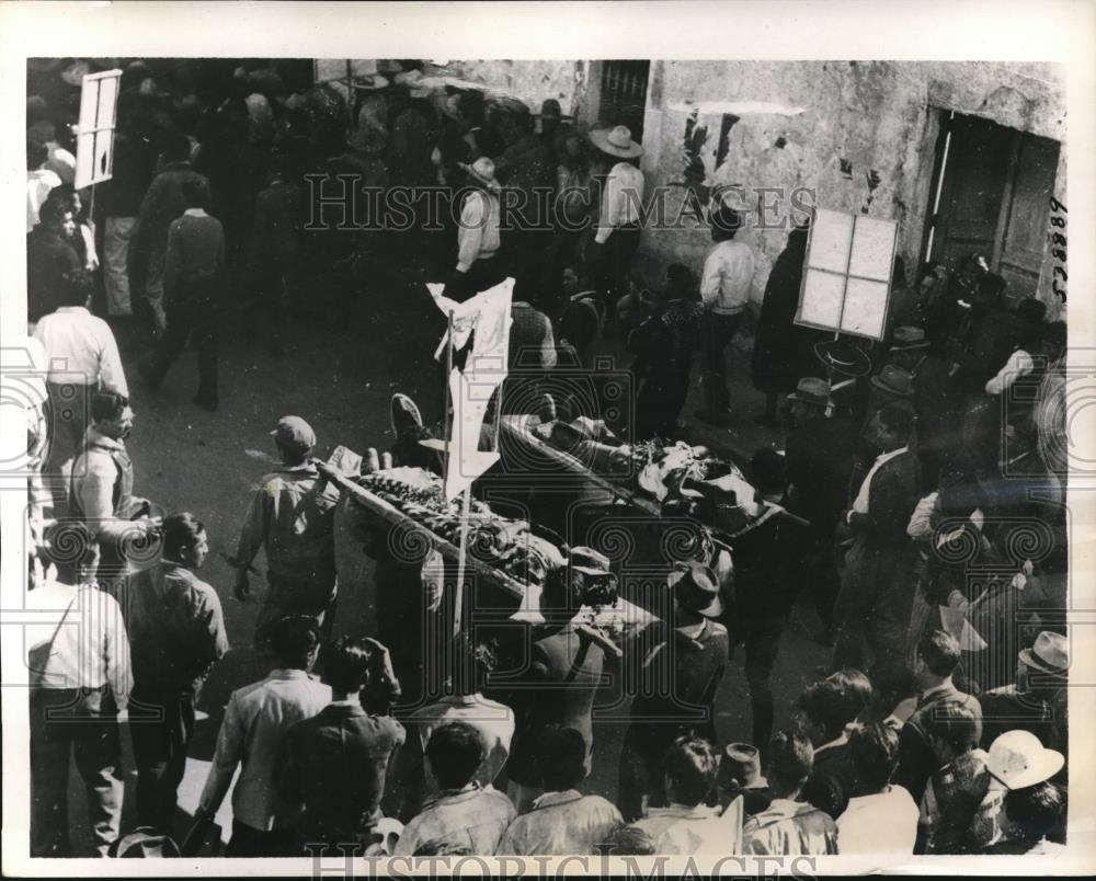 1940 Press Photo Death of Two Men Interrupts Mexican Political Meeting - Historic Images