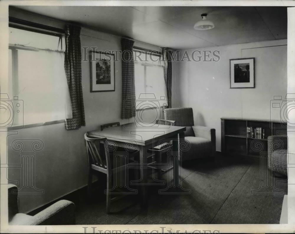 1944 Press Photo of the living room in British emergency housing. - Historic Images