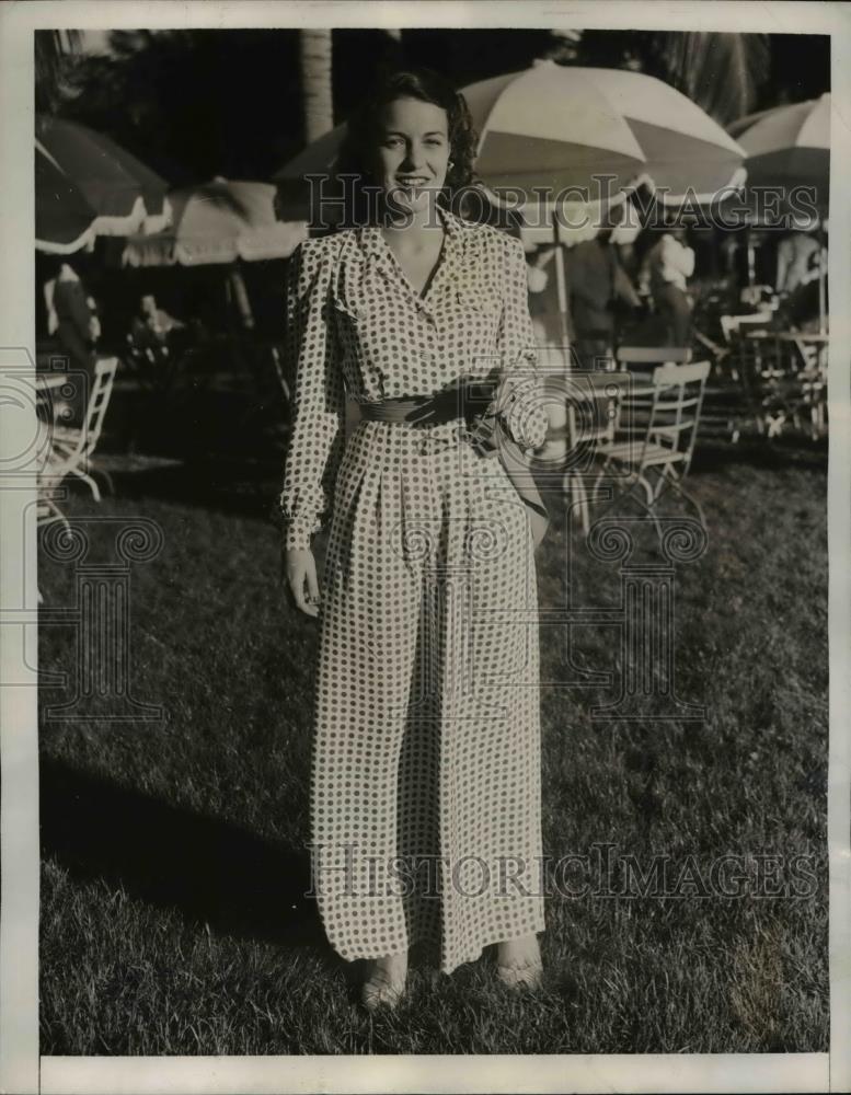 1941 Press Photo Mrs. Bryce Pinder,attended the Red Cross benefit tennis matches - Historic Images
