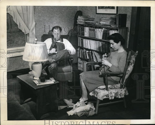 1944 Press Photo Mr & Mrs Feder in library of their home - Historic Images