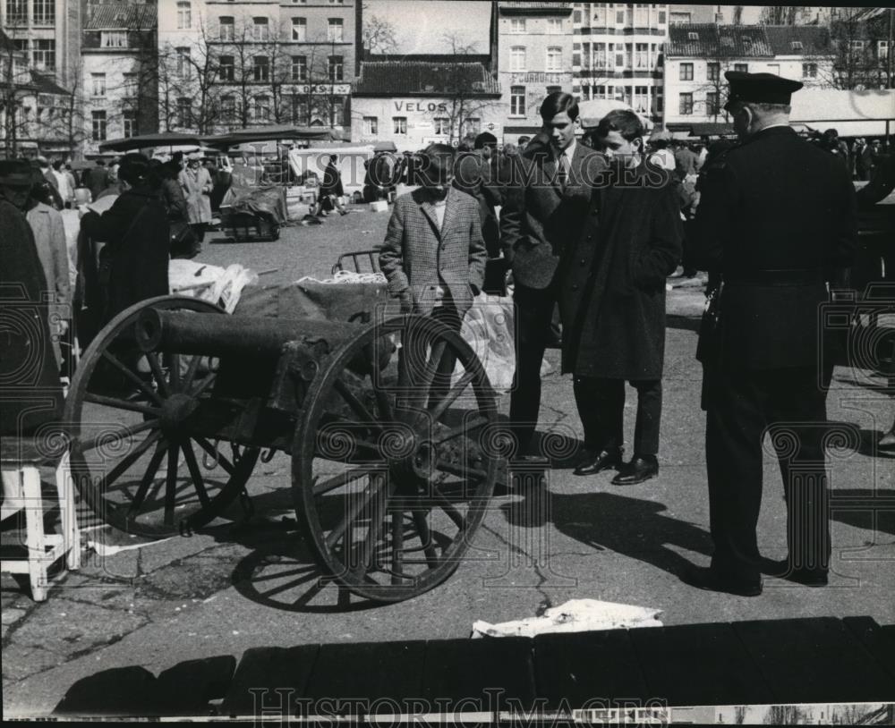 1966 Press Photo Brussels Belgium kids look at ancient cannon - Historic Images