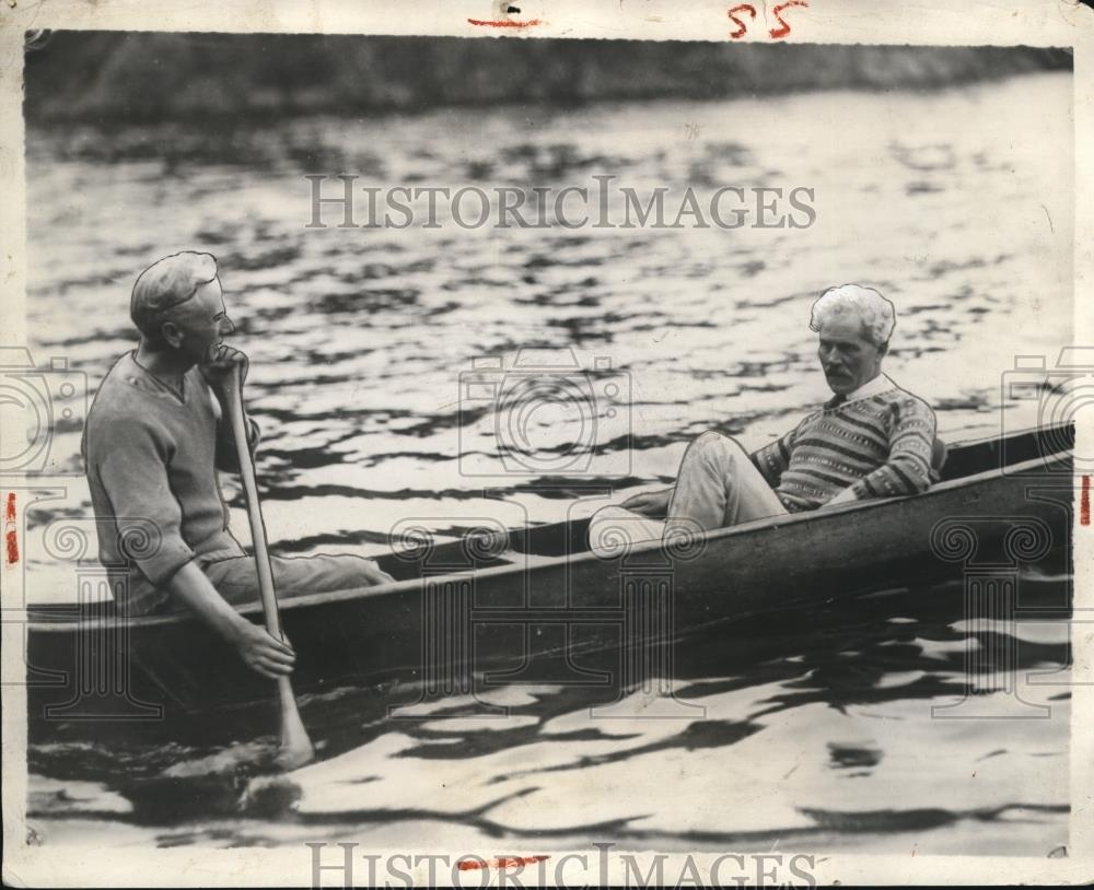 1928 Press Photo Rt Hon Ramsay MacDonald ex Labor Minister canoeing with Connor - Historic Images