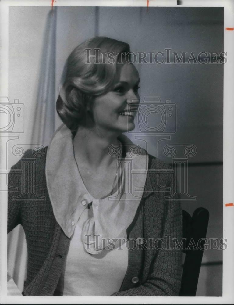 1976 Press Photo Linda Day Gedrge stars on Once an Eagle TV Show - cvp21090 - Historic Images