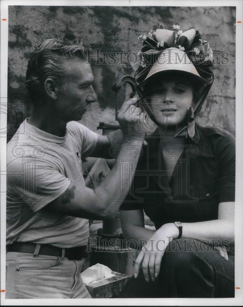 1975 Press Photo Dee Hoty an Leo Lotito on set of Harry &amp; Walter Go to New York - Historic Images