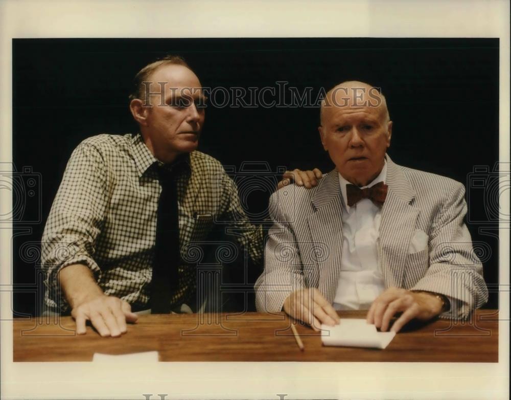 1998 Press Photo Mike Hartman &amp; John Fielder in Twelve Angry Men - cvp20813 - Historic Images