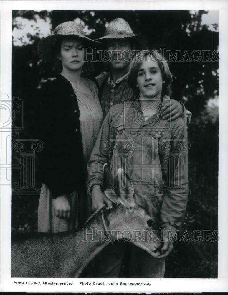 1994 Press Photo Jean Smart, Peter Strauss, and Wil Horneff in The Yearling - Historic Images