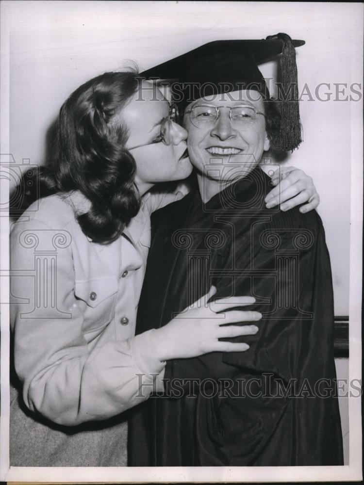 1943 Press Photo Dean&#39;s wife Mrs Ruth Brumbaugh and daughter June - Historic Images