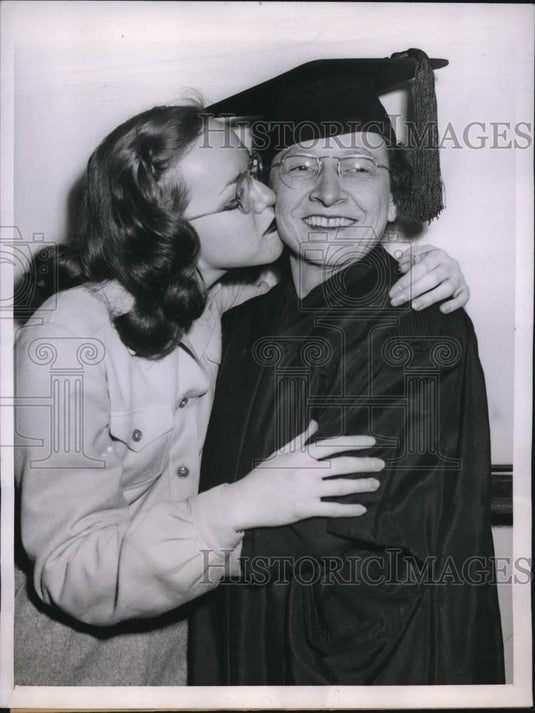 1943 Press Photo Dean's wife Mrs Ruth Brumbaugh and daughter June - Historic Images