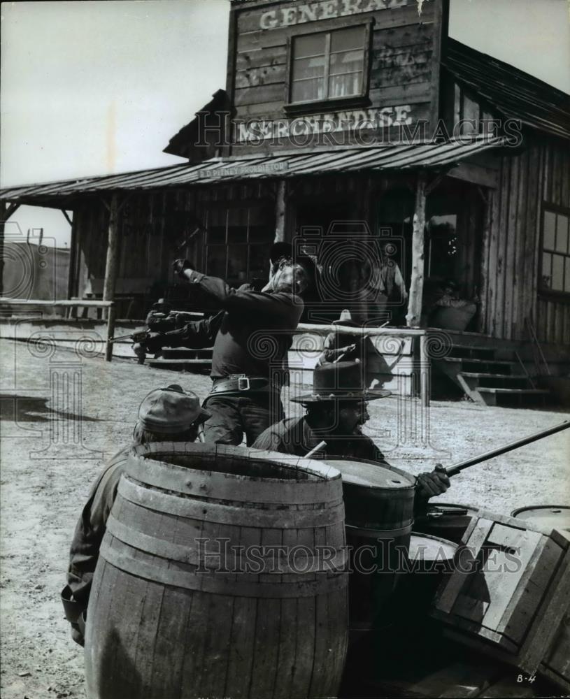 1970 Press Photo Warren Oates in Burquese - Historic Images