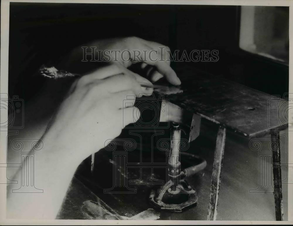 1937 Press Photo Preparing the stone for the microscope - Historic Images