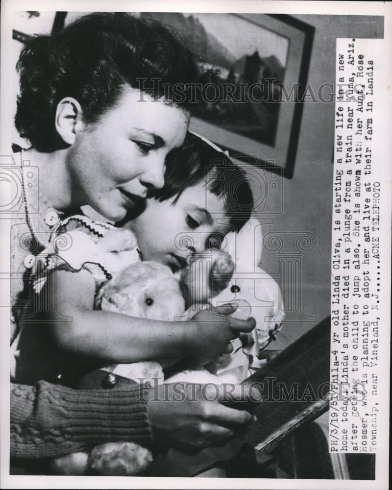 1951 Press Photo Linda Olivia with Aunt Rose Hosmer - Historic Images