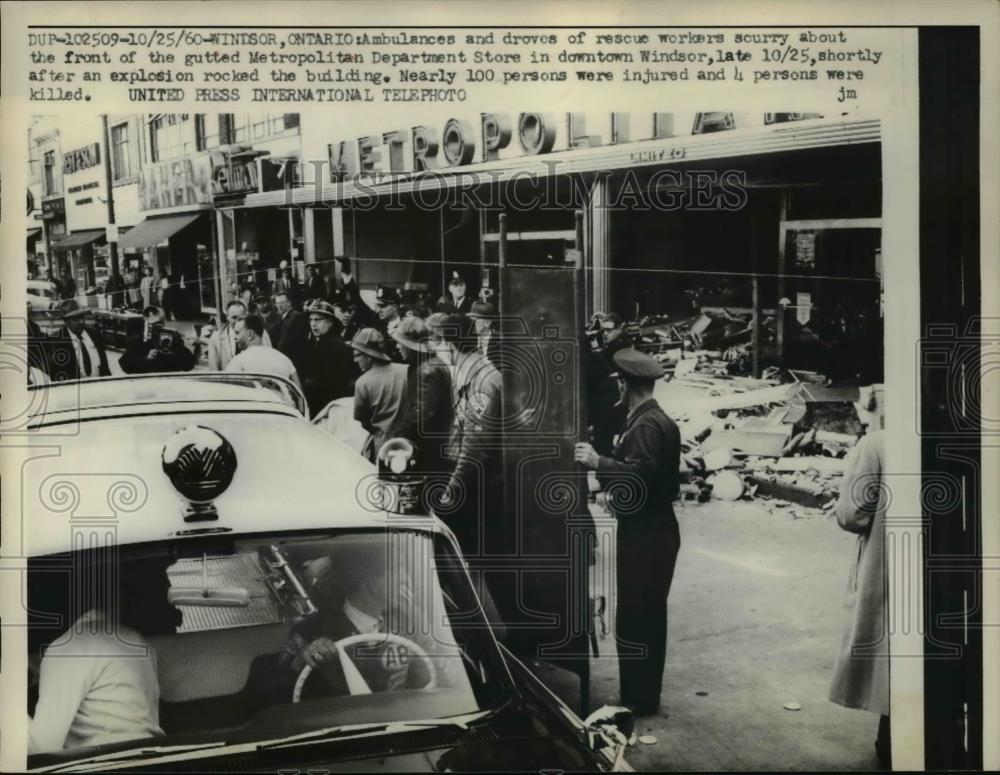 1960 Press Photo Windsor Ontario ambulances and droves of rescue workers scurry - Historic Images