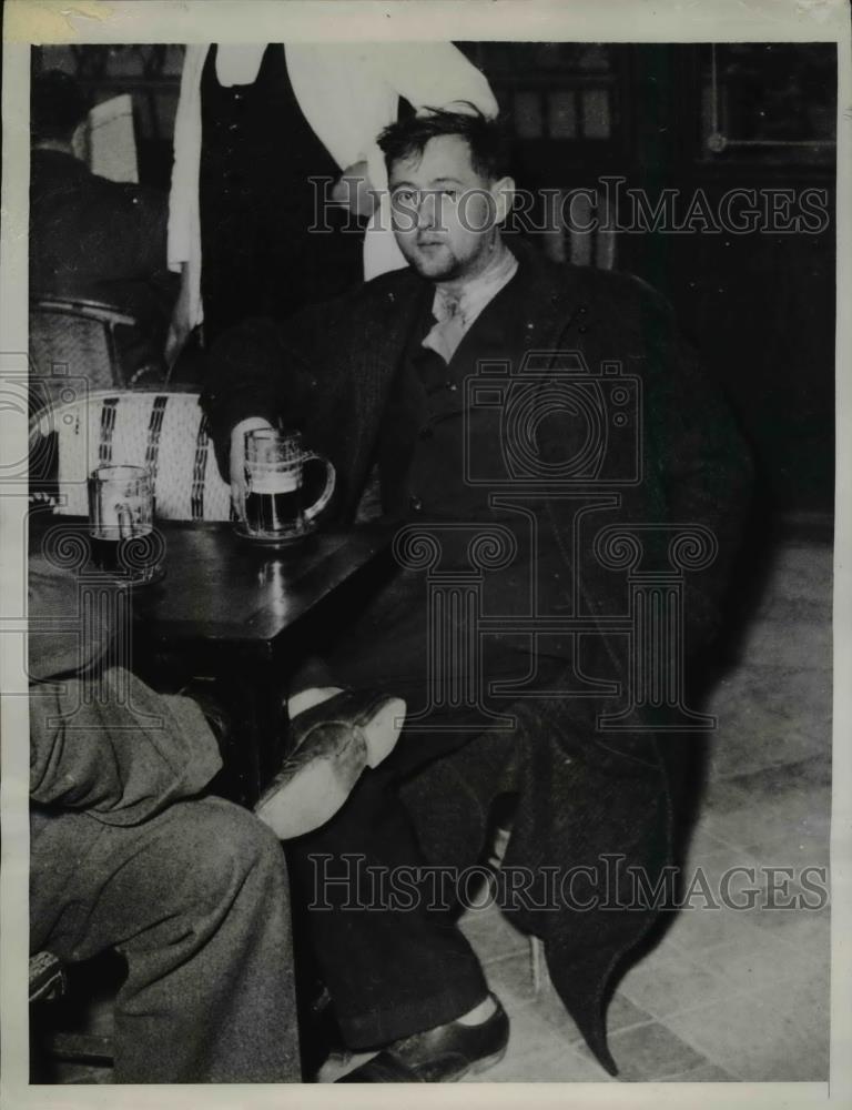 1937 Press Photo Versailles Richard Osborn enjoys glass of beer after he had - Historic Images